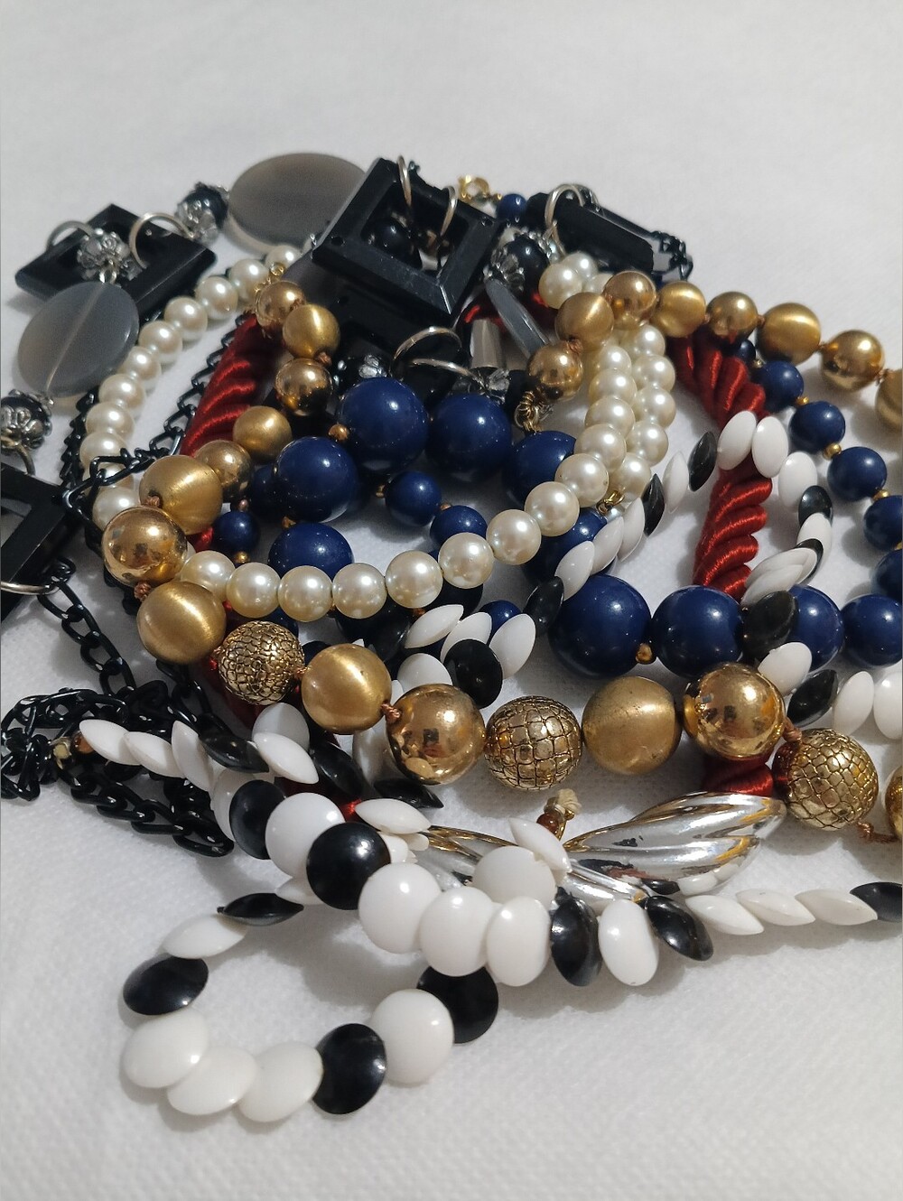 Vintage And Modern Jewelry Lot Of Necklaces
